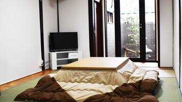 3 bedrooms, desk, iron/ironing board, free WiFi