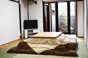3 bedrooms, desk, iron/ironing board, free WiFi - Spacious and fashionable Japanese style house FUK - Visit Nishioji / Kyoto Kyōto (Kyoto)