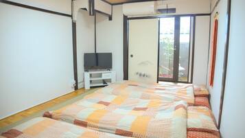 3 bedrooms, desk, iron/ironing board, free WiFi