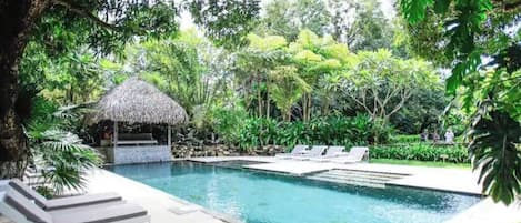 Una piscina al aire libre