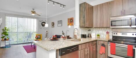 Refrigerador, microondas, horno y parrilla de estufa