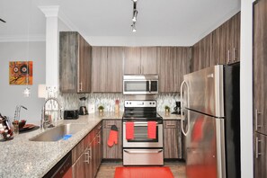 Frigorifero, microonde, forno, piano cottura