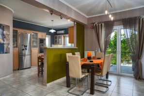 Casa básica | Área de sala de estar | Smart TV de 50 pulgadas con canales digitales, televisión y chimenea 