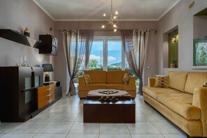Casa básica | Área de sala de estar | Smart TV de 50 pulgadas con canales digitales, televisión y chimenea 