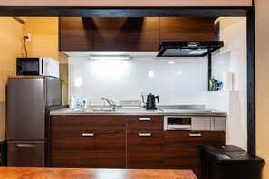 冰箱、微波炉、炉灶、厨具/餐具
