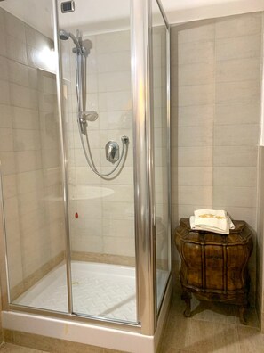 Habitación exclusiva | Baño | Ducha, secador de pelo, bidé y toallas