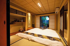 4 bedrooms, desk, free WiFi, bed sheets