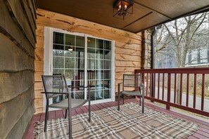 Terrace/patio - Asheville Rustic Cabin: Hot Tub, Pets ok, Fire Pit (Asheville)