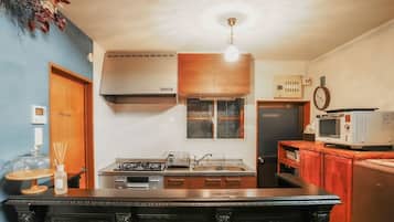 Fridge, microwave, stovetop, cookware/dishes/utensils
