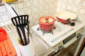 K øleskab, mikrobølgeovn, kogeplade, køkkentøj/tallerkener/redskaber