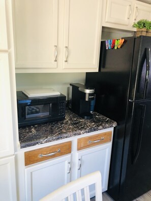 Frigorifero, microonde, forno, piano cottura