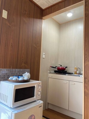 Refrigerador, microondas, parrilla de estufa y utensilios de cocina 