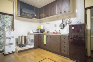 Een koelkast, een microgolfoven, een kookplaat