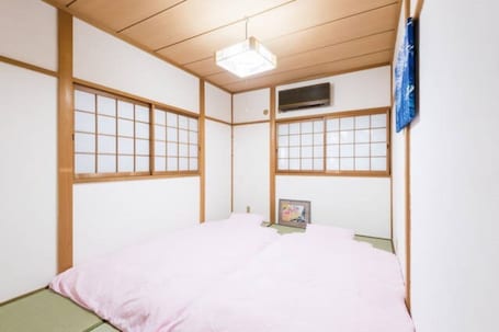 2 bedrooms, desk, free WiFi, bed sheets. Private Comfortable tatami room with Japanesestyle art someya / Kyoto Kyōto