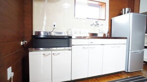 冰箱、微波炉、炉灶、厨具/餐具