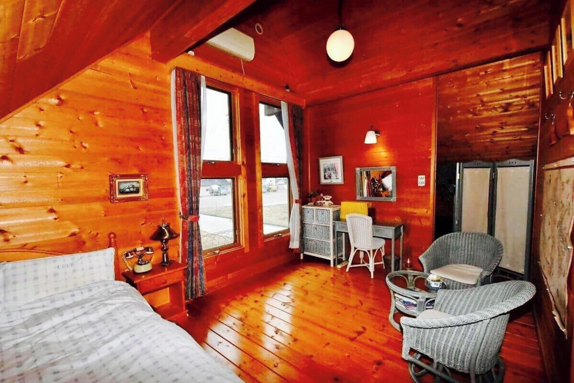 2 室のベッドルーム、デスク、WiFi (無料)、ベッドシーツ