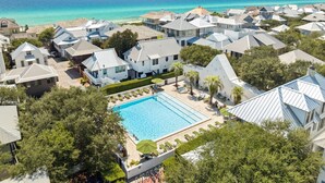 Ein Resort mit mehreren Gebäuden, einem Schwimmbad und Blick auf den Ozean.