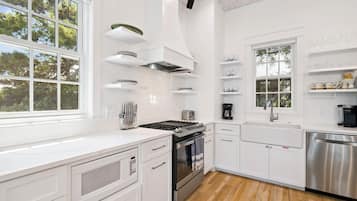 Een koelkast, een magnetron, een oven, een kookplaat