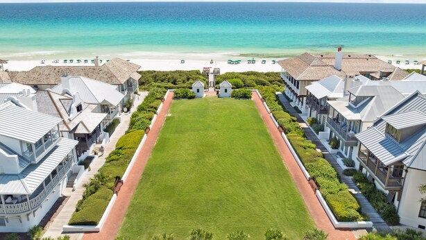 Ein Resort mit einer großen Liegewiese, Strandvillen und Blick auf den Ozean.