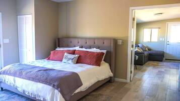 3 chambres, bureau, fer et planche Ă repasser, lit parapluie