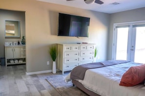 3 habitaciones, escritorio y tabla de planchar con plancha