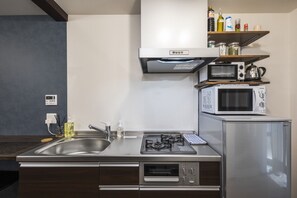Refrigerador, microondas, parrilla de estufa y utensilios de cocina 