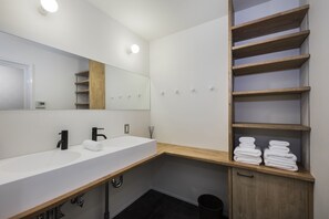 Free toiletries, hair dryer, towels - Japan Sessions | KANZAKI 01 Kanzaki 01 - Kanzaki House 1 / Osaka Ōsaka (Osaka)