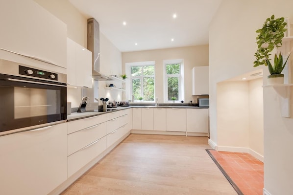 Oven, dishwasher, cookware/dishes/utensils - 2 Bed in Brixham (oc-sdbolt) (Brixham)