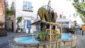 A fountain with a circular pool, surrounded by stone walls and plants. - Captivating 2-bed Villa in Forio - Enjoy a Yacht (Forio)