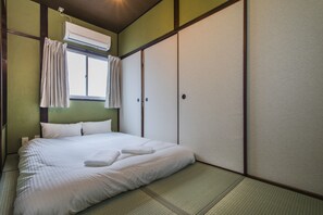 2 quartos, escrivaninha, ferros/tábuas de passar roupa
