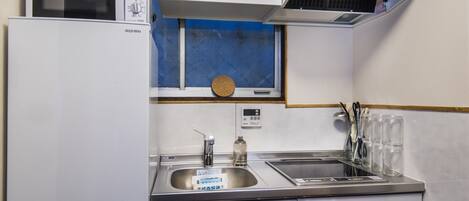 Fridge, microwave, stovetop, cookware/dishes/utensils