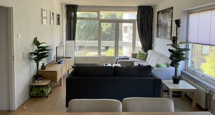 Spacious apartment with easy access to Amsterdam center!