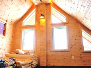 3 bedrooms, desk, bed sheets