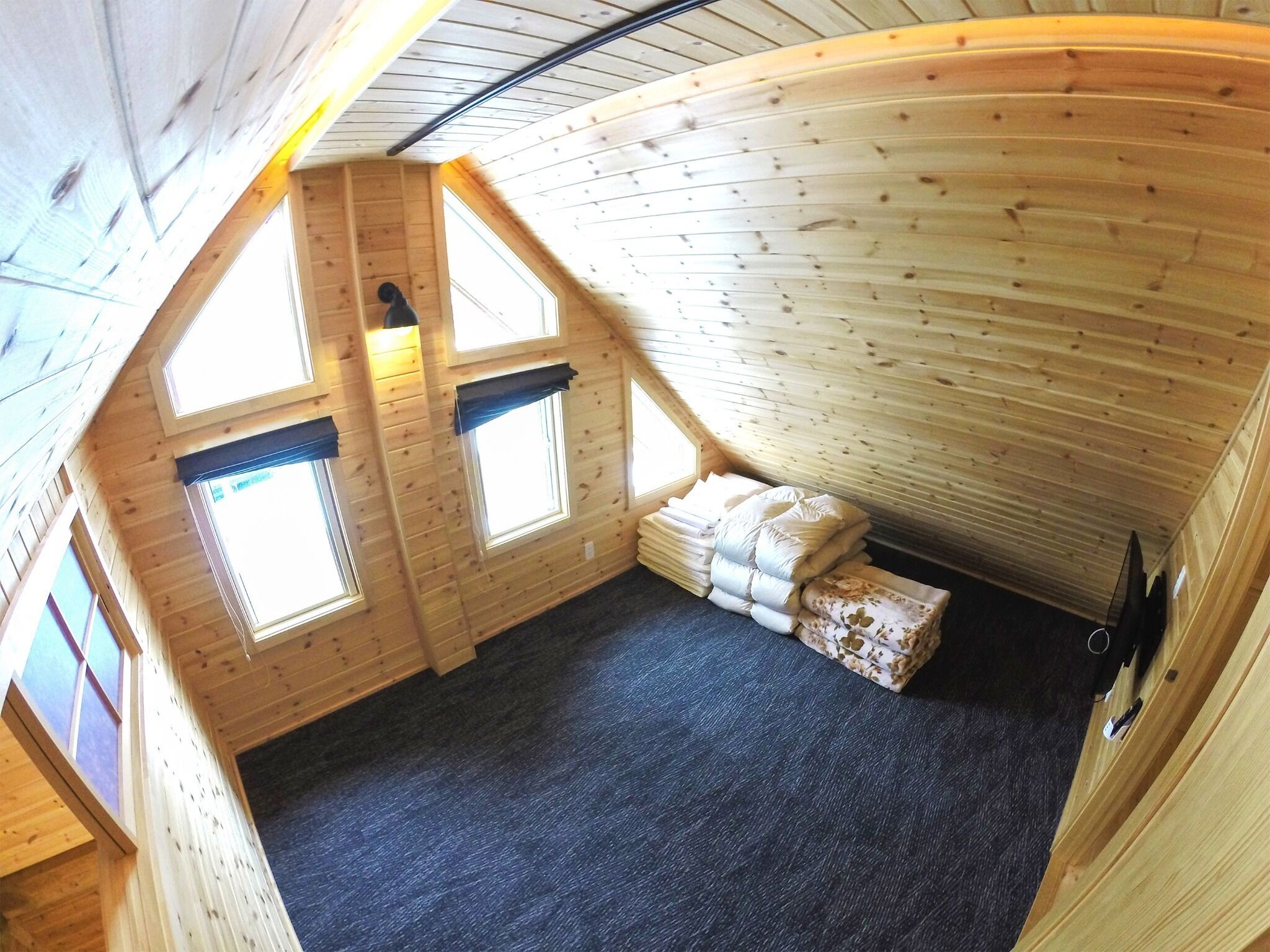 3 多间卧室、办公桌、床单