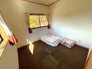 3 bedrooms, desk, bed sheets