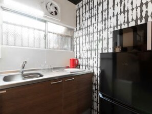 Fridge, microwave, stovetop, cookware/dishes/utensils