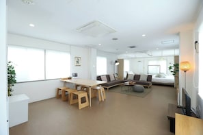 1 habitación, escritorio, wifi gratis y ropa de cama 