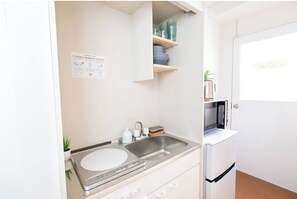 Réfrigérateur, micro-ondes, plaque de cuisson, bouilloire électrique