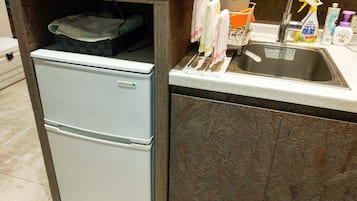 Fridge, microwave, stovetop, cookware/dishes/utensils