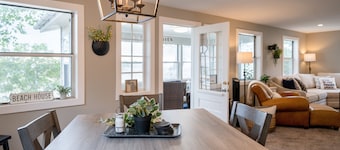 Grand Haven cottage walkable to Lake Michigan