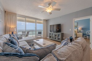 Télévision à écran plat, lecteur de DVD, chaîne hi-fi