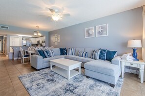 Flat-screen TV, DVD player, stereo - 7th Floor 4BR 3BA @ THE MAJESTIC!!! (Panama City Beach)