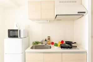 Fridge, microwave, stovetop, cookware/dishes/utensils