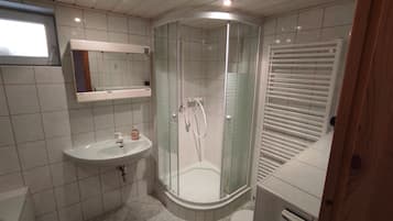 Badewanne, Haartrockner, Handtücher, Seife