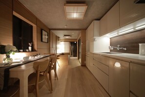 Kühlschrank, Mikrowelle, Herdplatte, Kochgeschirr/Geschirr/Besteck