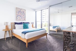 4 chambres, bureau, fer et planche à repasser, lit parapluie