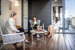 Outdoor dining - Luxury Lakeside Living at Birtinya (Birtinya)