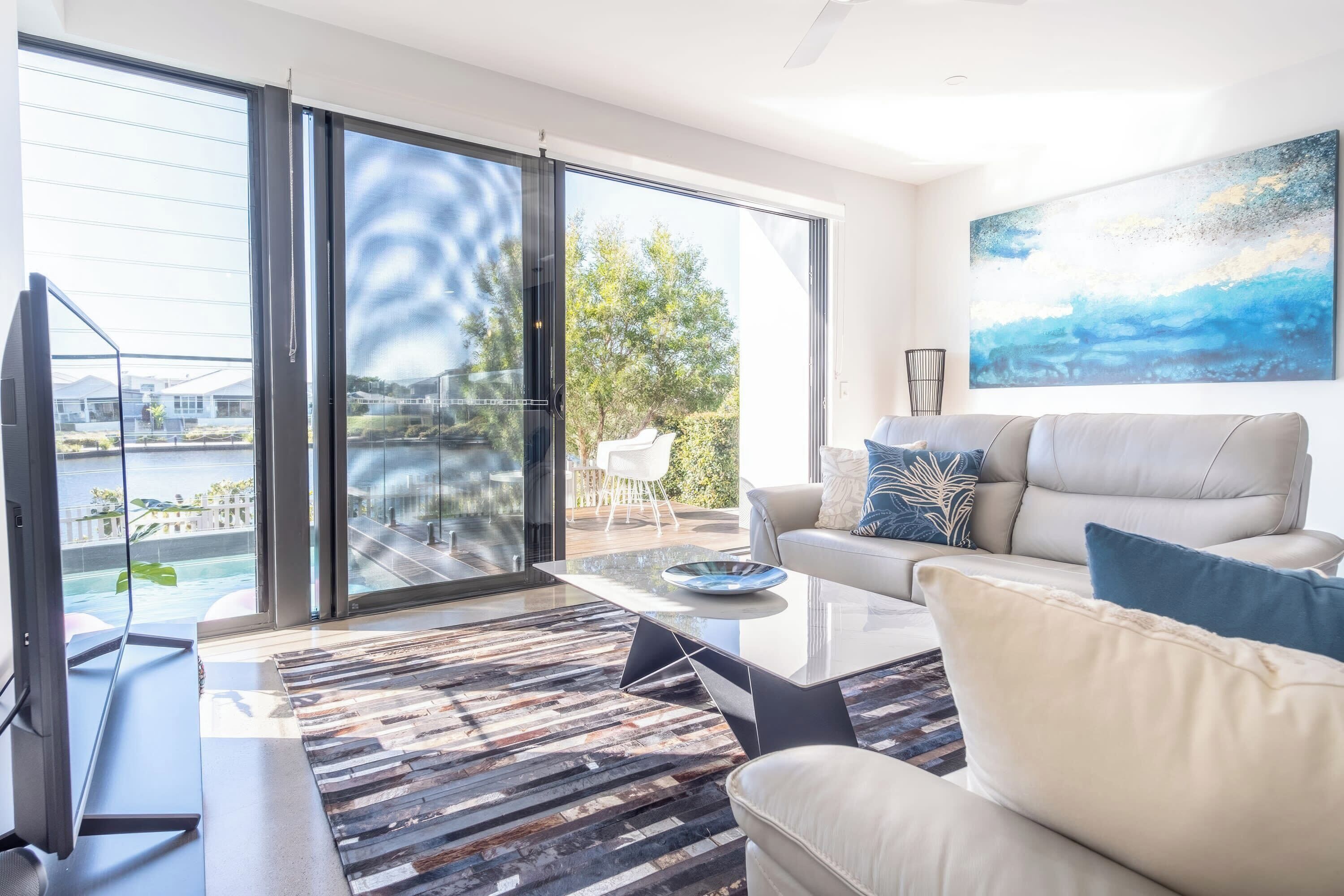 Una televisión, libros, una oficina