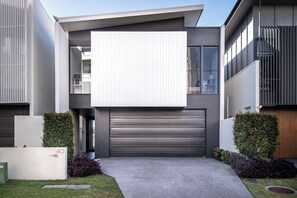 Exterior - Luxury Lakeside Living at Birtinya (Birtinya)