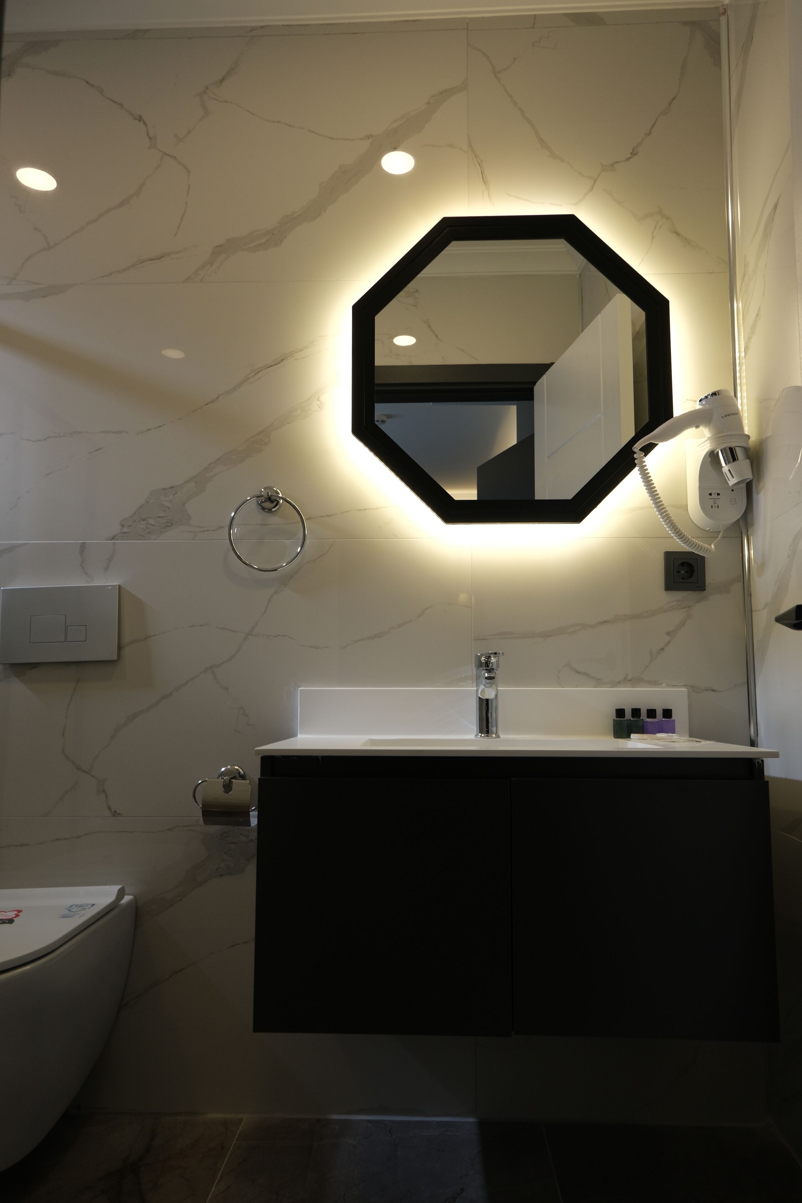 classic triple room | 1 bedroom, in-room safe, desk, soundproofing